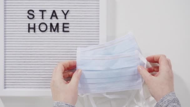 Znak Stay Home Tablicy Niebieską Maską Medyczną — Wideo stockowe