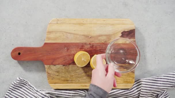 Time Lapse Squeezing Juice Out Organic Lemons Lemon Juicer — Stock Video