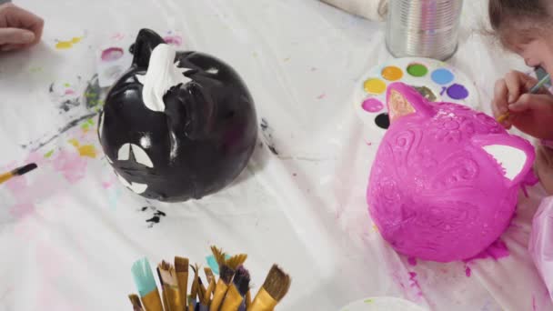 ハロウィーンのためのアクリル塗料と絵画工芸カボチャ — ストック動画