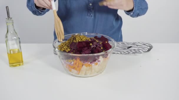 Adım Adım Vinaigrette Salatası Yapmak Için Karıştırma Kabındaki Malzemeleri Karıştırıyorum — Stok video