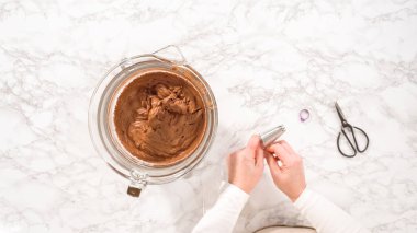 Düz yatıyordu. Adım adım. Çukulatalı ganache şekerli ve metal uçlu..