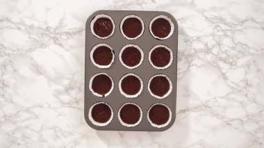 Düz yatıyordu. Adım adım. Çikolatalı kek pişiriyorum. Kek hamurunu kek tepsisine kakalamak..