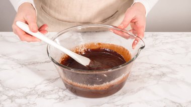 Adım adım. Bardakta çikolatalı ganache hazırlıyorum..