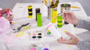 Çocuk kâğıtları. Kağıt hataları yaratmak için boş tuvalet kağıtlarını akrilik boyayla boyamak..