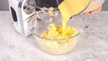 Adım adım. Kırmızı kadife kek hazırlamak için karıştırma kabındaki malzemeleri karıştırıyorum..