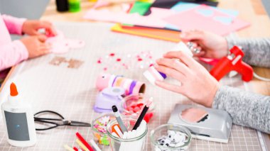 Çocuk kâğıtları. Boş tuvalet kağıdı rulolarından ve inşaat kağıdından kağıt hataları yapmak.