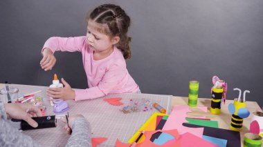 Çocuk kâğıtları. Boş tuvalet kağıdı rulolarından ve inşaat kağıdından kağıt hataları yapmak.