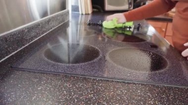 Un tortilla içinde taze sebze, yumurta ve pastırma ile kahvaltıda burrito pişirmek..