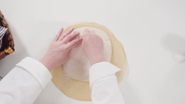 Pieczenie Chleba Pszennego Domowej Roboty Odlewanym Piecu Holenderskim — Wideo stockowe
