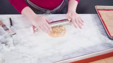 Noel kurabiyeleri pişirmek için şekerli kurabiye hamuru hazırlıyorum..