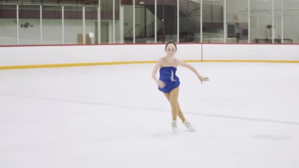 Genç Kız Buz Pateni Pistinde Artistik Patinaj Yapıyor — Stok video