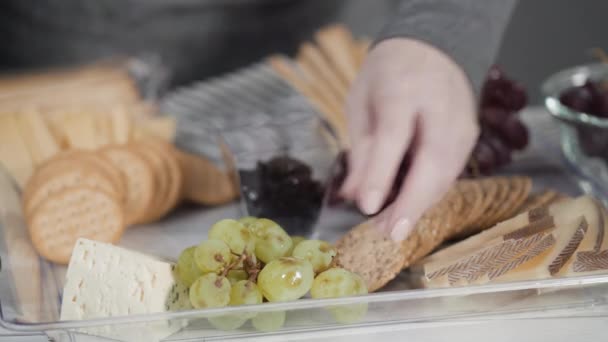 Step Step Arranging Cheese Platter Fresh Fruits Gourmet Cheese Crackers — Stock Video
