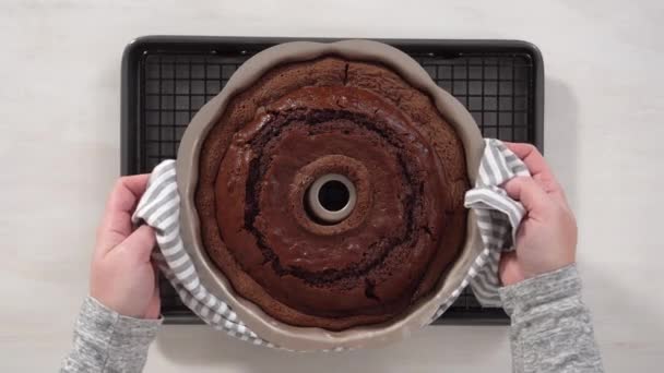 Krok Kroku Leżeć Płasko Chłodzenie Świeżo Upieczonego Ciasta Czekoladowego Stojaku — Wideo stockowe