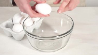 Zaman aşımı. Adım adım. Çikolatalı kekle çikolatalı keki karıştırmak için bardaktaki malzemeleri karıştırıyorum..