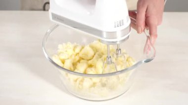 Adım adım. Çikolatalı kekle çikolatalı keki karıştırmak için bardaktaki malzemeleri karıştırıyorum..