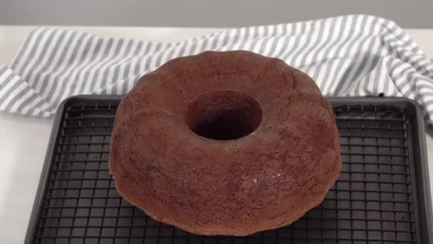 Time Lapse Step Step Cooling Freshly Baked Chocolate Bundt Cake — Stock Video