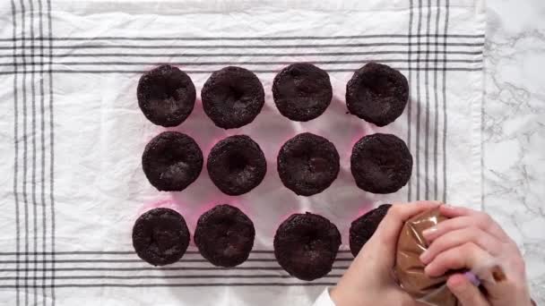 Zaman Aşımı Düz Yatıyordu Çikolatalı Keklerin Üstüne Çikolata Ganache Kreması — Stok video