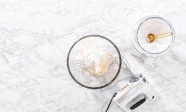 Düz yatıyordu. Marketten alınmış tereyağlı kremanın karışımı bardakta karıştırılıyor..