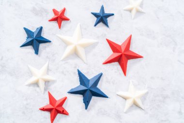 Renkli çikolata kalıplarından yapılmış ev yapımı çikolata yıldızları..