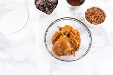 Tezgahta çikolatalı dondurma hazırlamak için gerekli malzemeler..