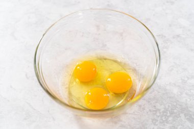 Küçük bir bardakta ıslak malzemeler karıştırmak havuçlu kek yapmak için krem peynirli pasta.