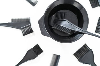 Siyah saç rengi boya seti ve beyaz arka planda karıştırma kabı..