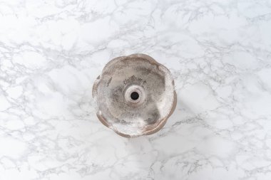 Düz yatıyordu. Kek pişirmek için metal tepsiyi yağlamak.