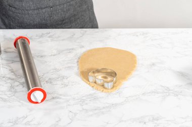 Yuvarlanan kurabiye hamuru ve panda şeklinde kurabiye kesme.