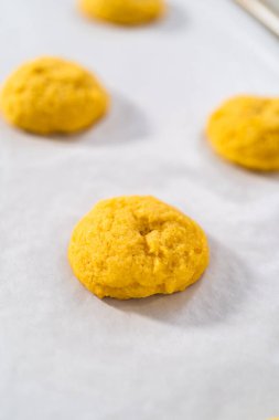 Beyaz çikolatalı limonlu kurabiye. Mutfak tezgahında beyaz çikolatalı taze pişmiş limonlu kurabiyeler..