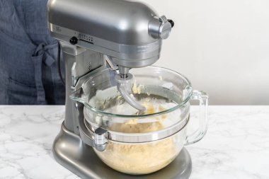 Mini Paskalya ekmeği pişirmek için mutfak mikseri malzemelerini karıştırıyorum..