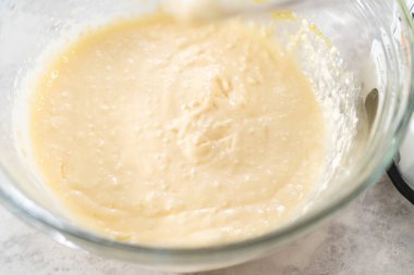 Havuçlu kek için krem peyniri doldurmak için karışımı büyük bir karıştırıcı ile karıştırıyorum..