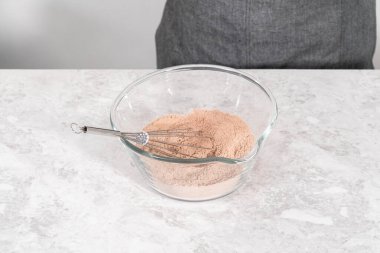 Kırmızı kadife kek hazırlamak için karıştırma kabındaki malzemeleri karıştırıyorum..