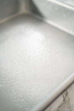 # Şeker pişirmek için metal kareli tencere yağlamak #.