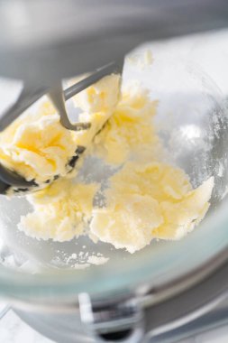 Beyaz çikolatalı limonlu kurabiye. Limonlu kurabiyeleri beyaz çikolatayla karıştırmak için mutfak malzemelerini karıştırıyorum..