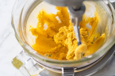 Beyaz çikolatalı limonlu kurabiye. Limonlu kurabiyeleri beyaz çikolatayla karıştırmak için mutfak malzemelerini karıştırıyorum..