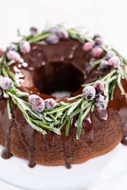 Çikolatalı kek. Çikolata kremalı. Taze yaban mersinli ve biberiyeli..