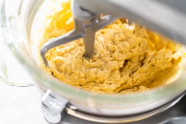 Mini Paskalya ekmeği pişirmek için mutfak mikseri malzemelerini karıştırıyorum..