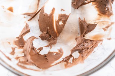 Marketten alınmış çikolatalı şekerlemeyi karıştırıyorum cam kaseyle karıştırıyorum..