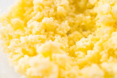 Çikolatalı kekle çikolatalı keki karıştırmak için bardaktaki malzemeleri karıştırıyorum..