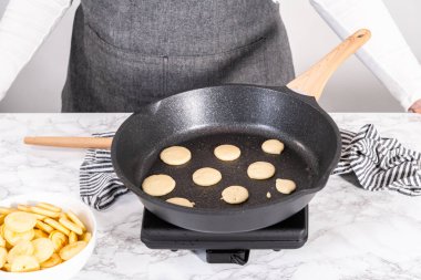 Yapışmayan tavada mini krep gevreği kızartıyorum..