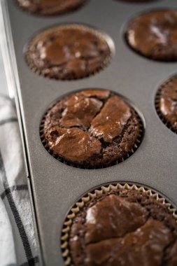 Mutfak tezgahında taze pişmiş çikolatalı naneli kekler..