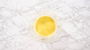 Düz yatıyordu. Adım adım. Bardakta ıspanak ve jambonlu frittata karışımı..