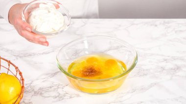 Adım adım. Limonlu kek hazırlamak için karıştırma kabındaki malzemeleri karıştırıyorum..