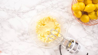 Düz yatıyordu. Adım adım. Limonlu kek hazırlamak için karıştırma kabındaki malzemeleri karıştırıyorum..