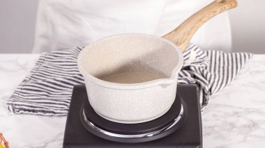 Adım adım. Bir tencerede şeker şurubu hazırlıyorum..