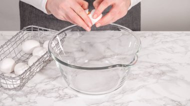 Adım adım. Bardakta ıspanak ve jambonlu frittata karışımı..