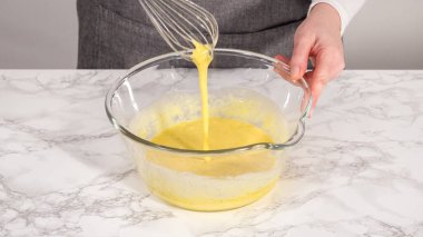 Adım adım. Bardakta ıspanak ve jambonlu frittata karışımı..