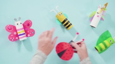 Kağıt işleri projesi. Boş tuvalet kağıtlarından yapılmış renkli böcekler.
