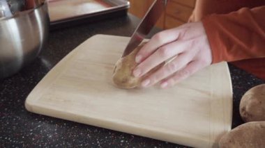 Patates dilimlerini fırında pişireceğim..
