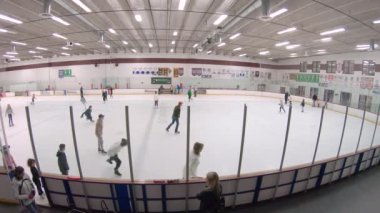 Denver, Colorado, ABD-12 Ocak 2020 - İç buz pateni pistinde halka açık buz pateni oturumu.